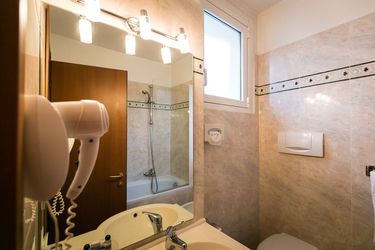 combined shower/bathtub, free toiletries, hair dryer, slippers