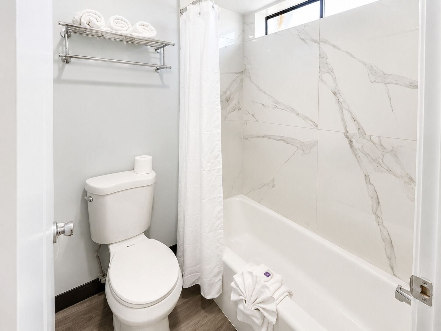 Combined shower/bathtub, free toiletries, hair dryer, towels