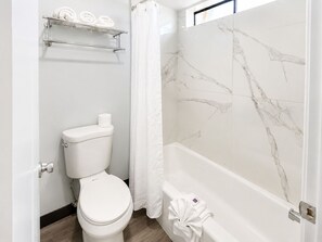 Tina con regadera, amenidades de baño gratuitas, secadora de cabello 