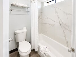 Bañera con ducha, artículos de tocador gratuitos, secador de pelo