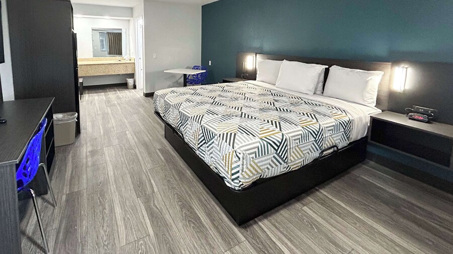 Studio 6 Bakersfield, CA - South