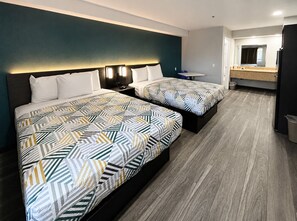 Escritorio, cortinas blackout y tabla de planchar con plancha 
