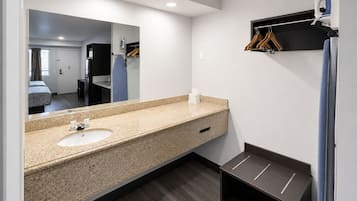 Combined shower/bathtub, free toiletries, hair dryer, towels
