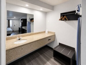 Ensemble baignoire-douche, articles de toilette (gratuits)