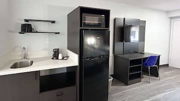 Kühlschrank, Mikrowelle, Wasserkocher mit Kaffee-/Teezubehör