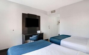 Desk, blackout drapes, iron/ironing board, free WiFi - Studio 6 Bakersfield, CA - South (Bakersfield)