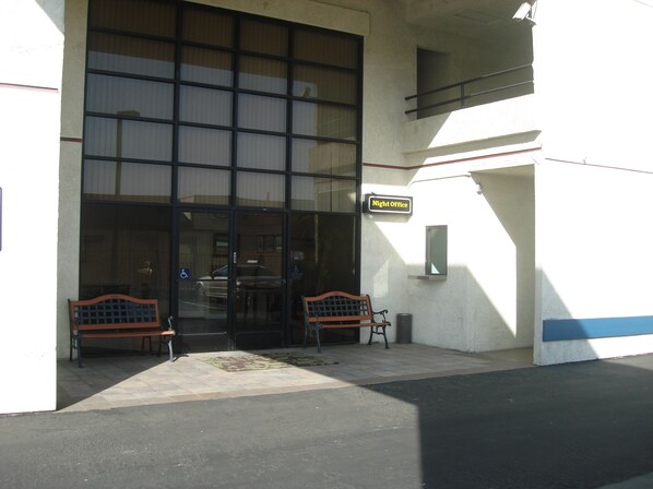Property entrance - Studio 6 Bakersfield, CA - South (Bakersfield)