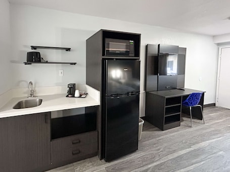 Refrigerador, microondas, cafetera/tetera