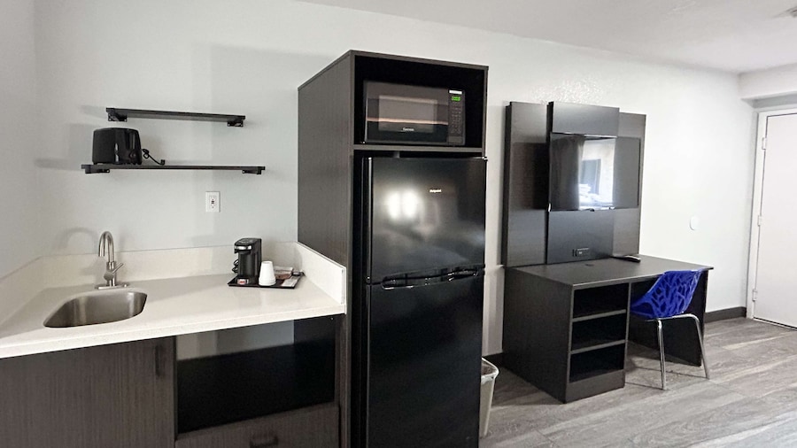 Studio 6 Bakersfield, CA - South