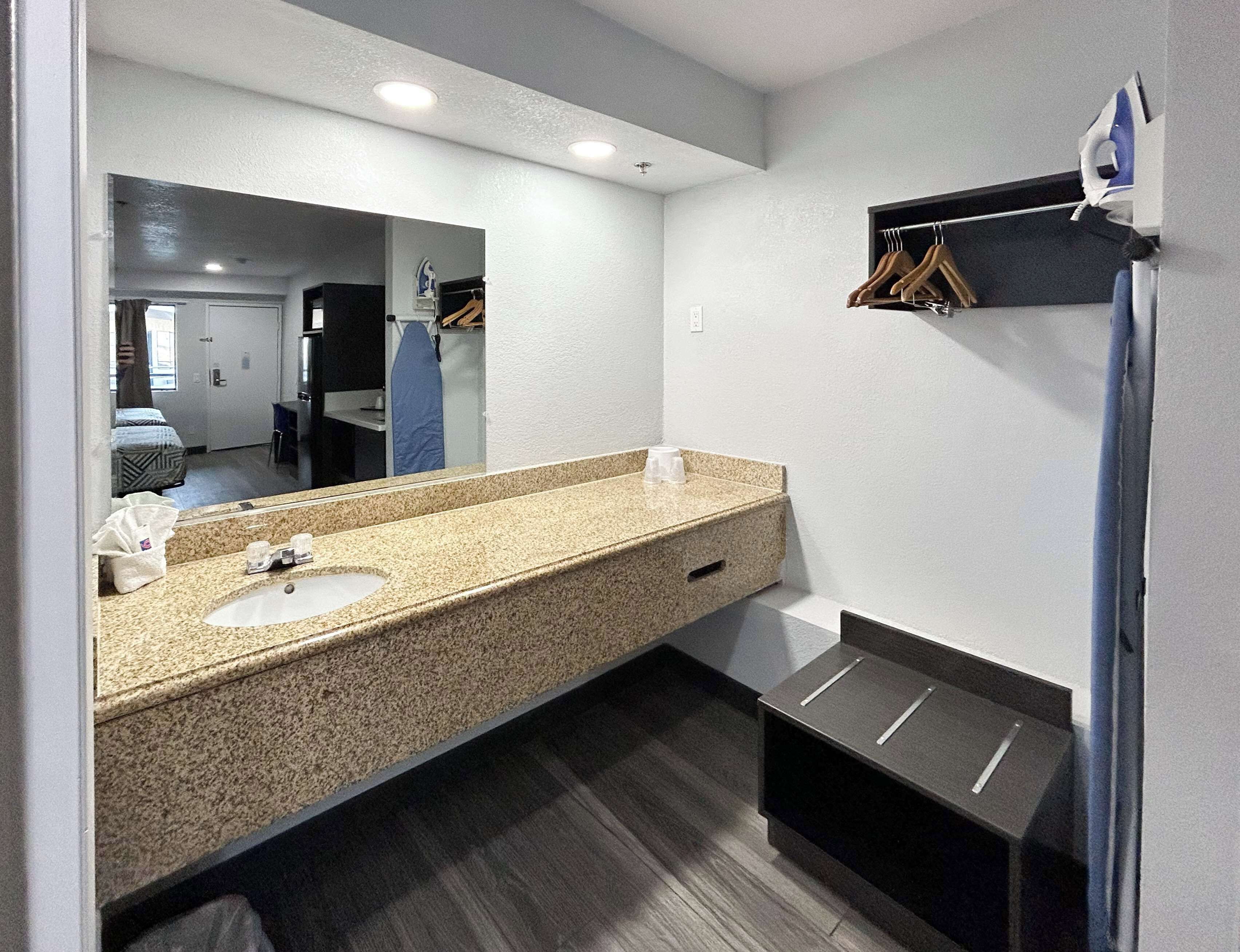 Photo - Studio 6 Bakersfield, CA South