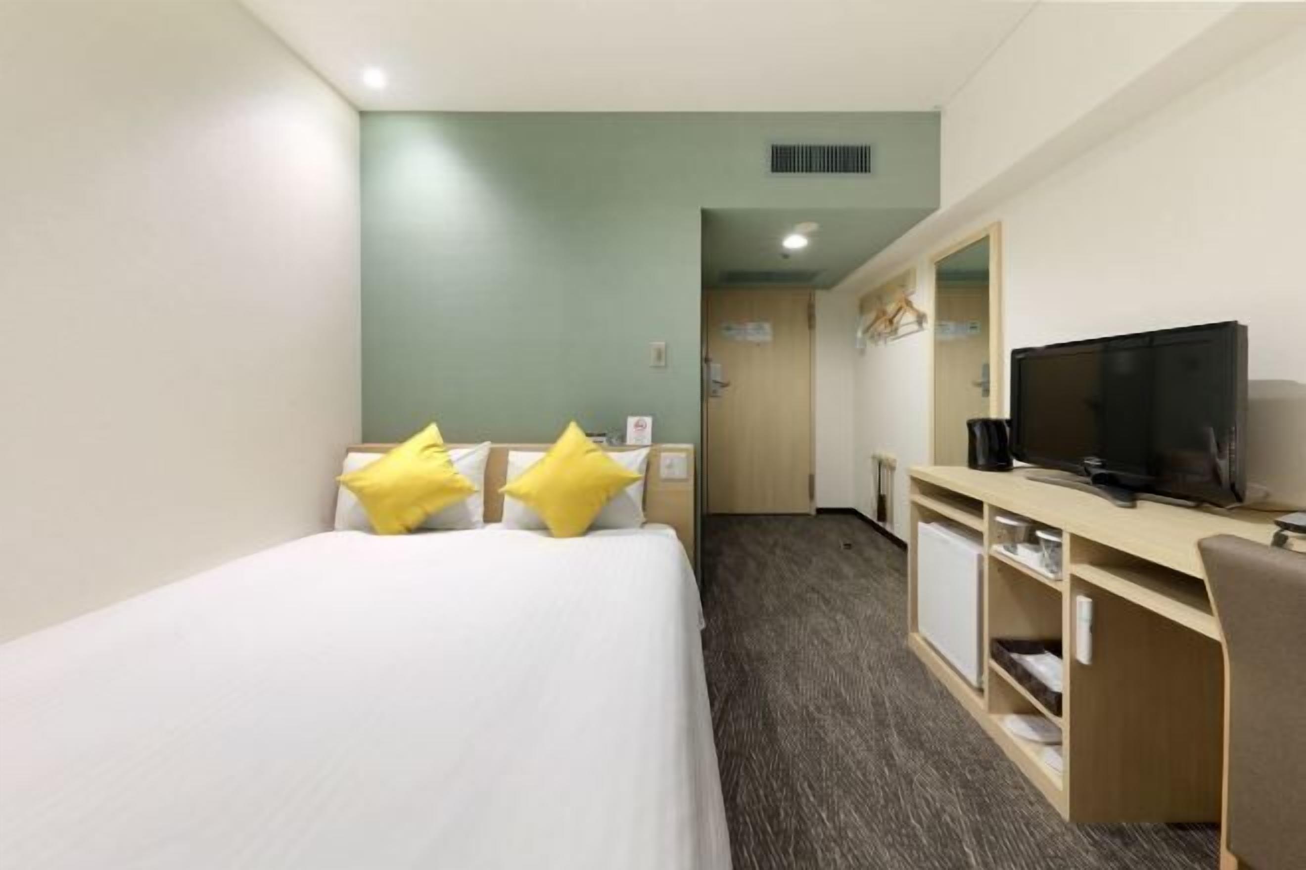 Colchones con efecto memoria, escritorio y cortinas blackout 