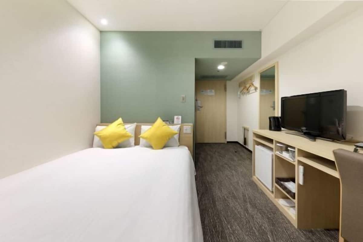 Colchones con efecto memoria, escritorio y cortinas blackout