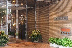 Vista frontal de la propiedad