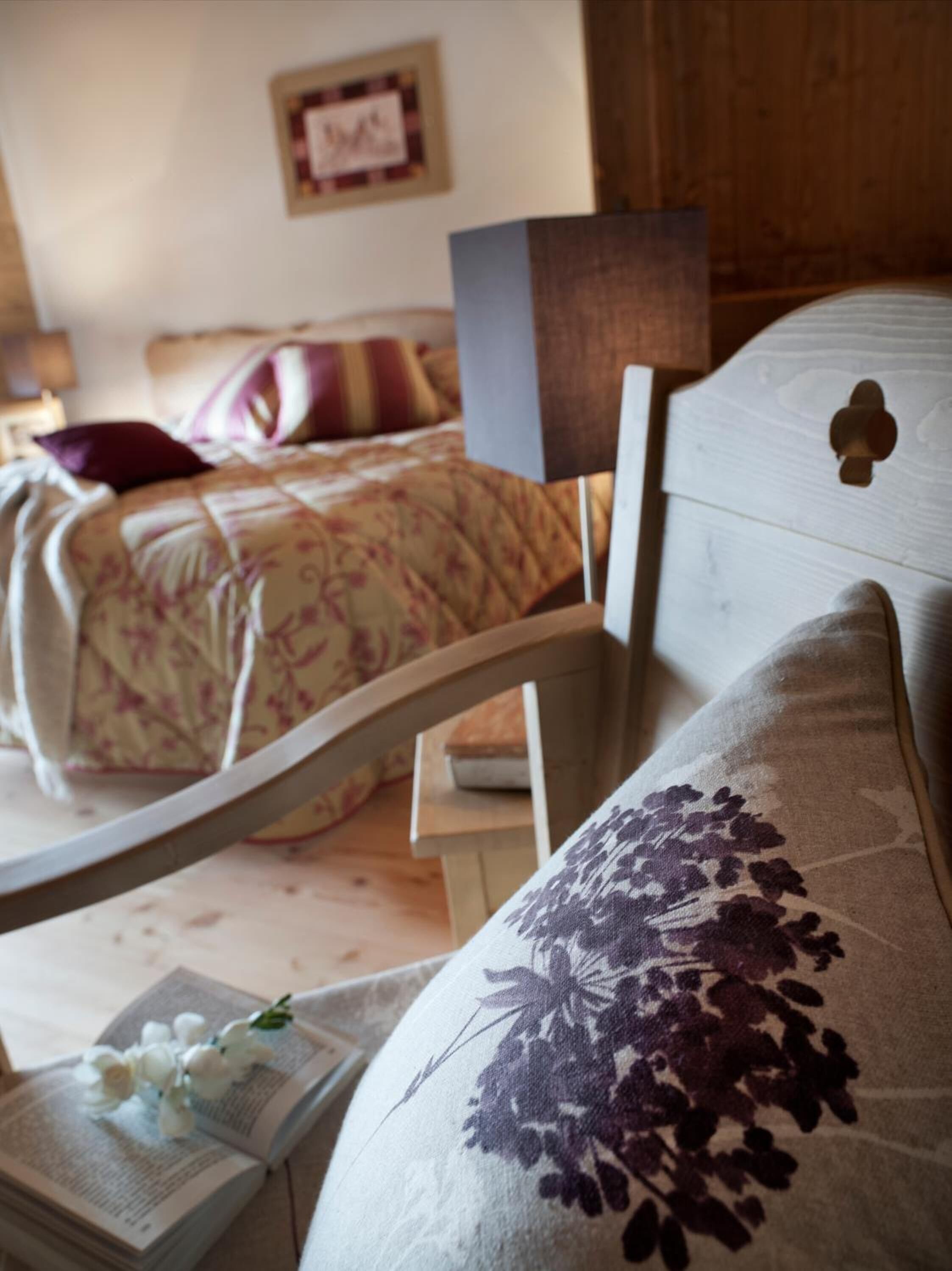 Une chambre à coucher avec un lit, une table de chevet et une chaise.