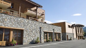 Un hôtel doté d’une façade en pierre, de nombreux balcons et de grandes fenêtres.