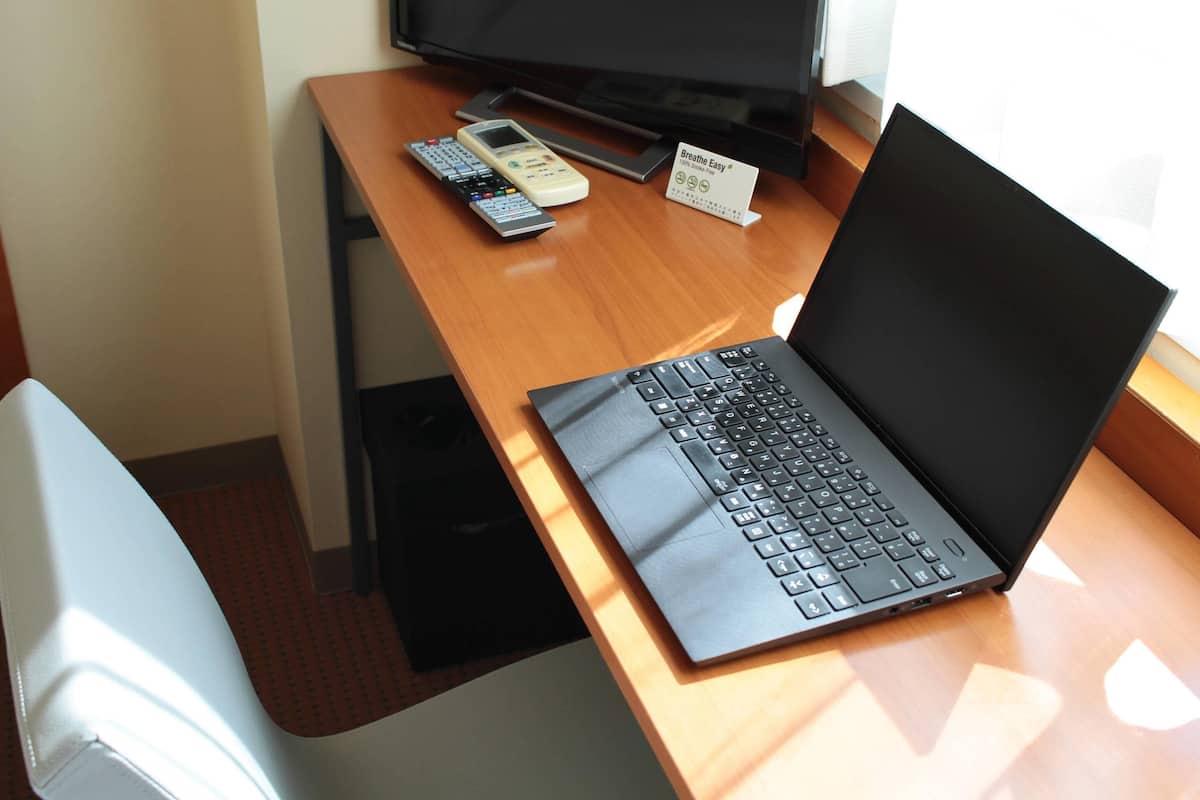 Donsdekens, een bureau, een laptopwerkplek, verduisterende gordijnen