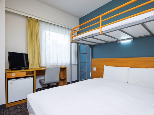 Donsdekens, een bureau, een laptopwerkplek, verduisterende gordijnen