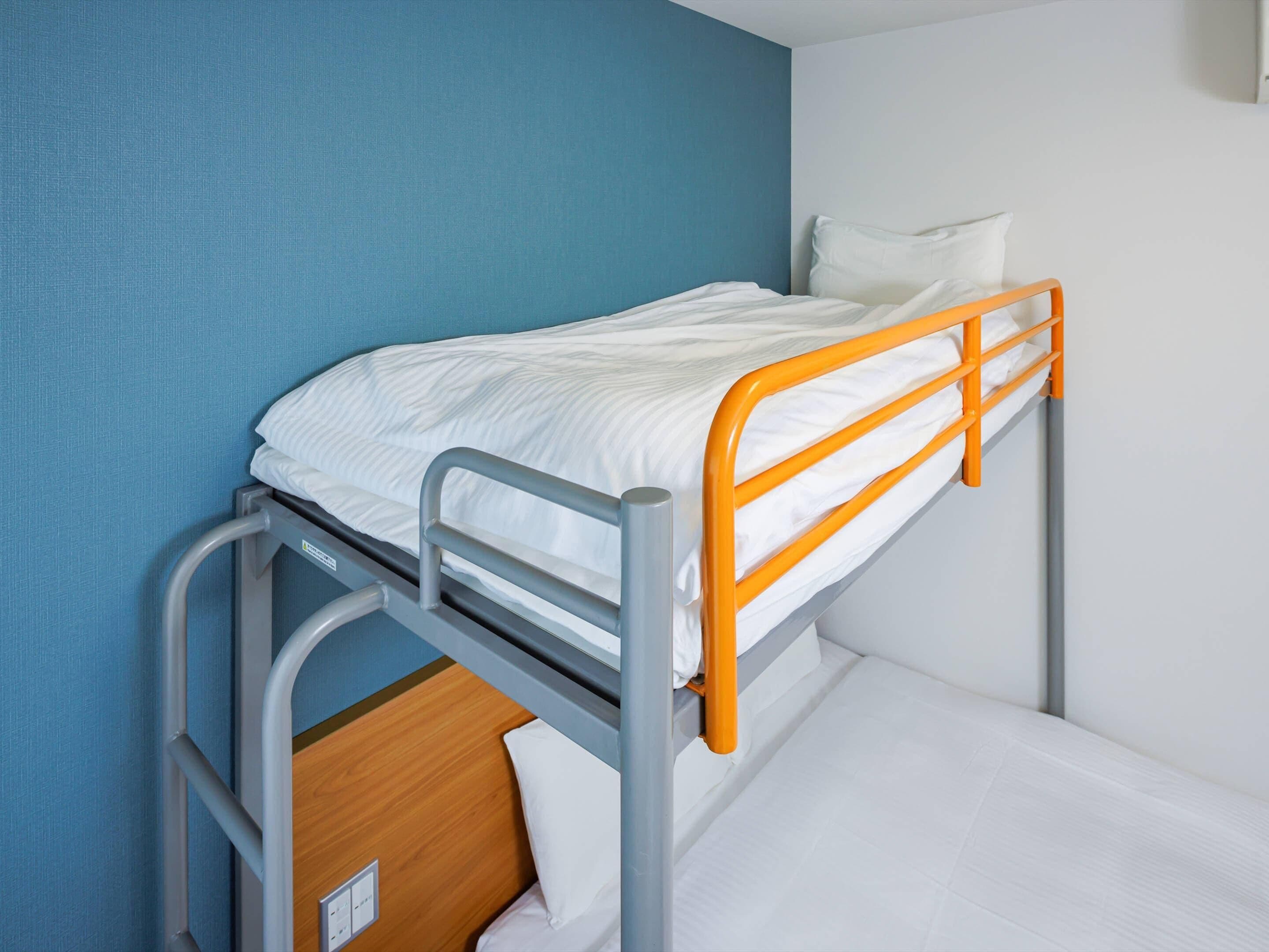 Donzen dekbedden, een bureau, een laptopwerkplek