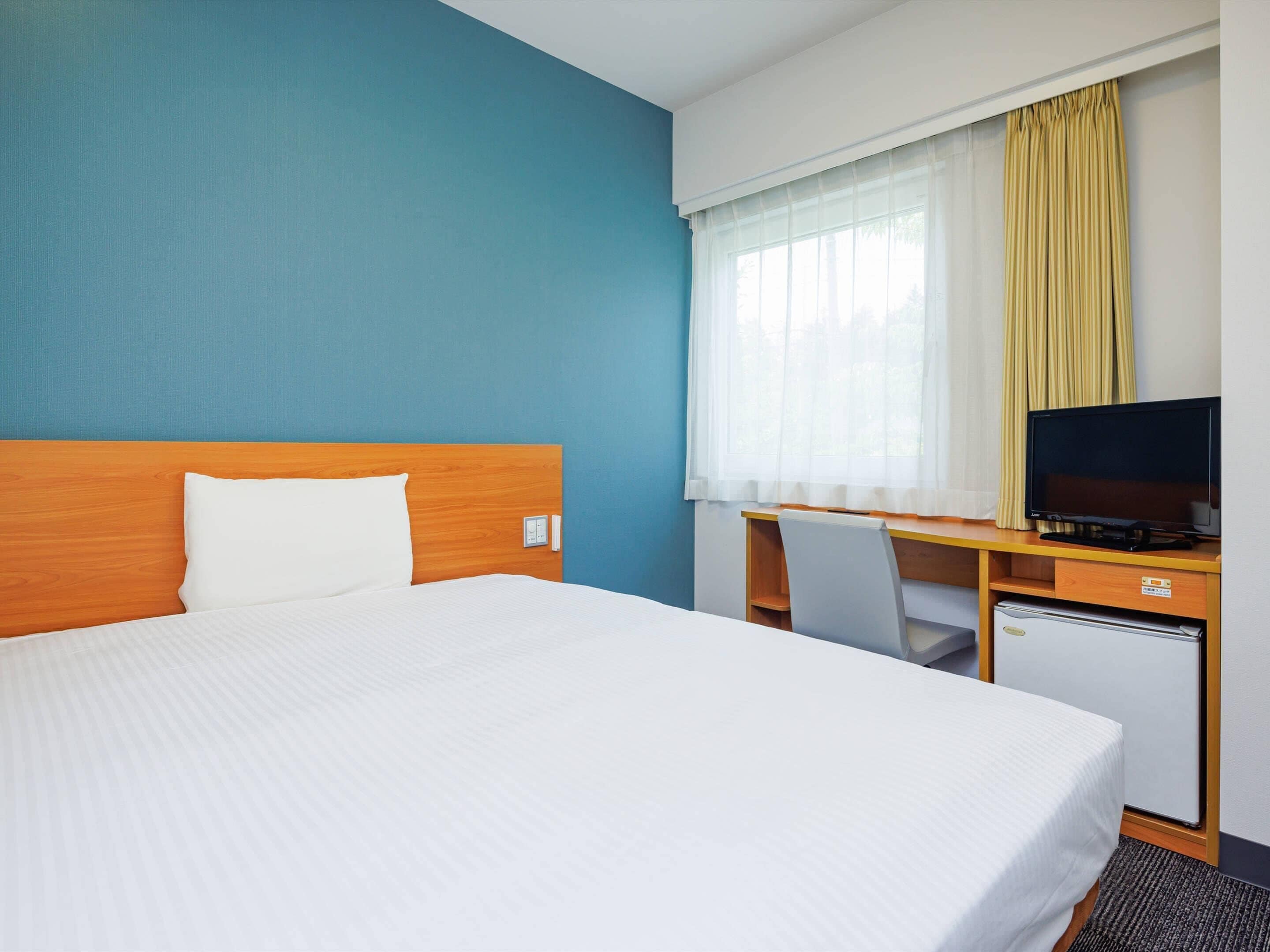 Donzen dekbedden, een bureau, een laptopwerkplek