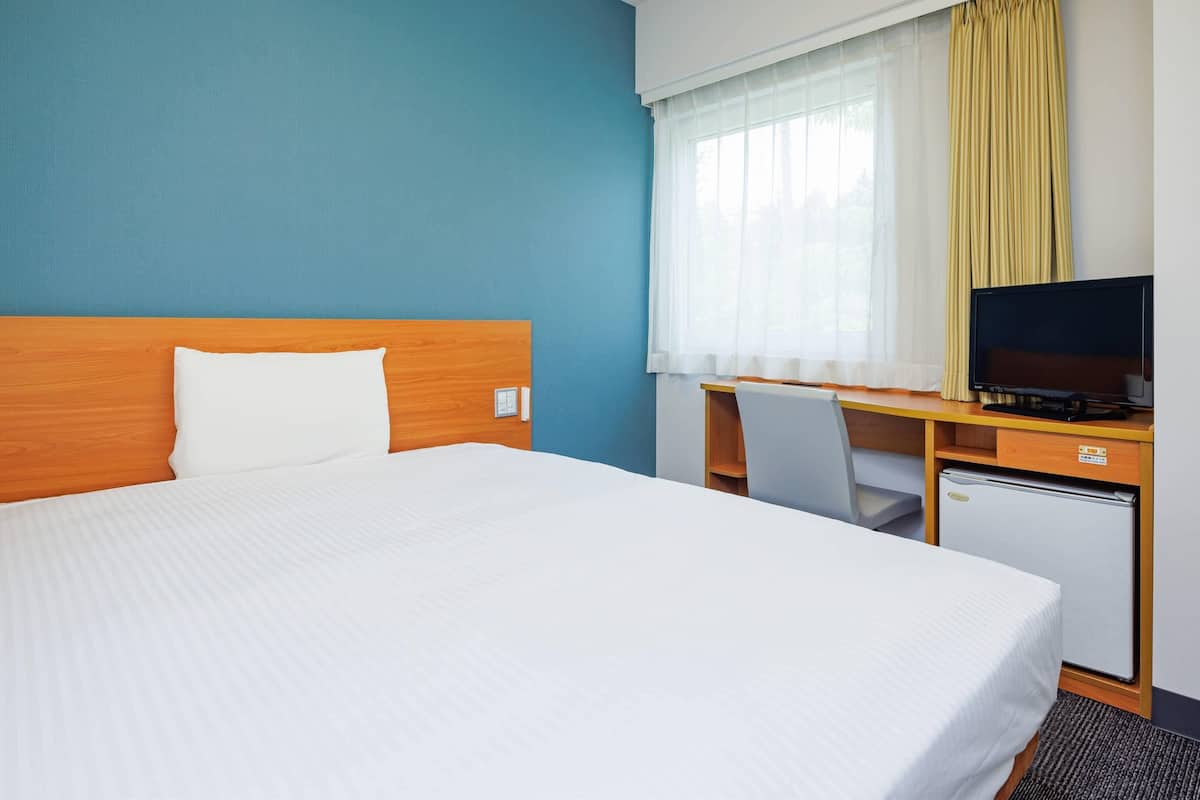 Standard Room, 1 Double Bed, Non Smoking | Down duvets, desk, laptop workspace, blackout curtains