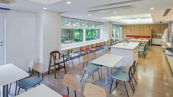 Daily buffet breakfast (JPY 1430 per person)