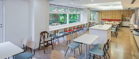 Daily buffet breakfast (JPY 1430 per person)