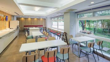 Daily buffet breakfast (JPY 1430 per person)