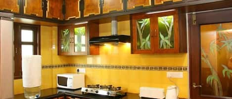 Full-size fridge, microwave, stovetop, coffee/tea maker