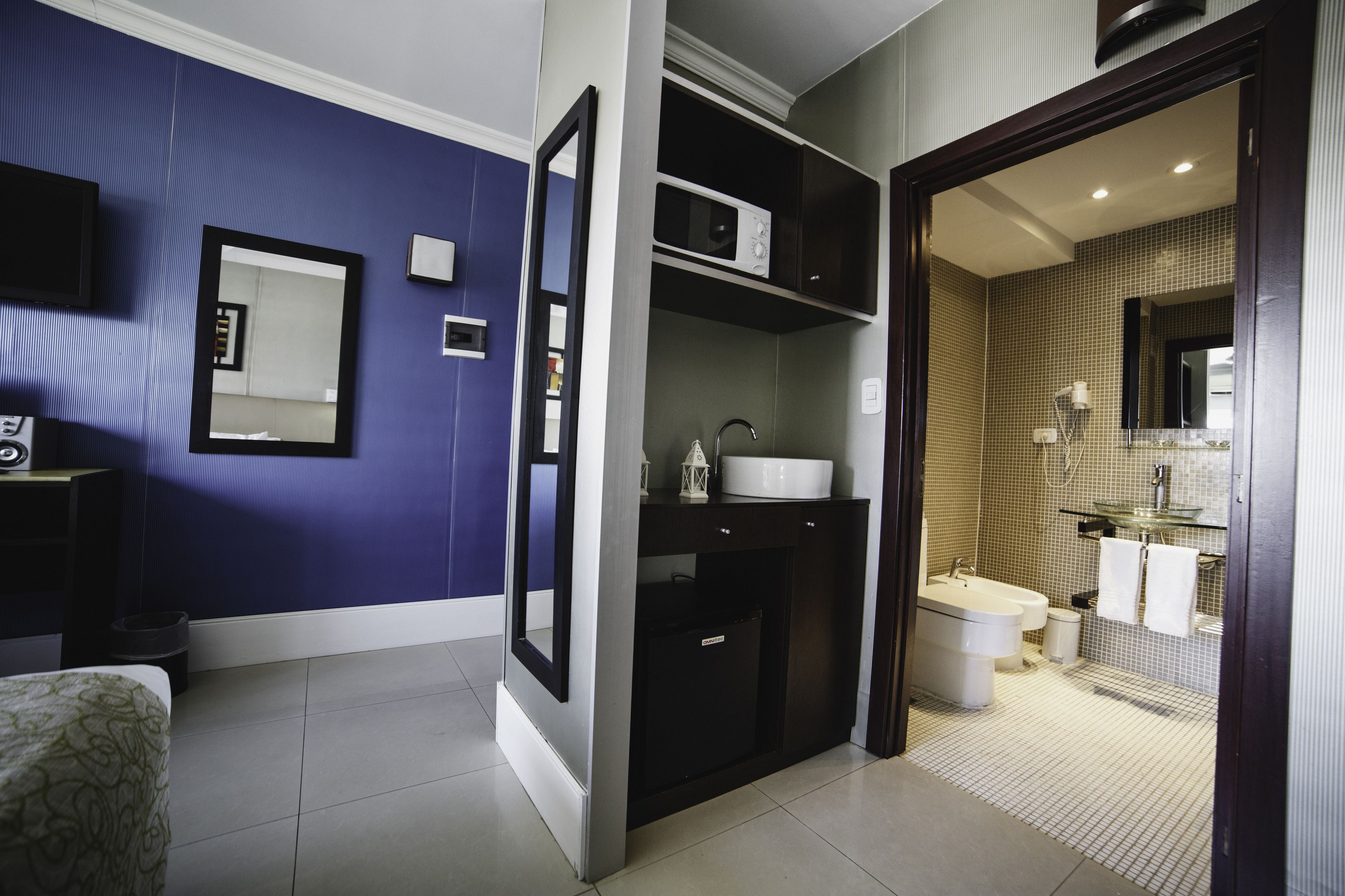 Mikrowelle, Herdplatte, Wasserkocher mit Kaffee-/Teezubehör