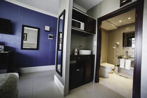 Microondas, placa de cocina, cafetera/tetera, tetera/pava eléctrica