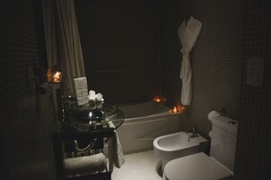 Triple Room | Bathroom | Combined shower/tub, deep soaking tub, rainfall showerhead