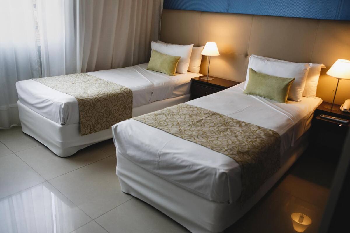 Literie hypoallergénique, couette en duvet d'oie, surmatelas, minibar