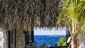 FrĂŒhstĂŒck, Mittagessen, Abendessen, Blick auf den Strand