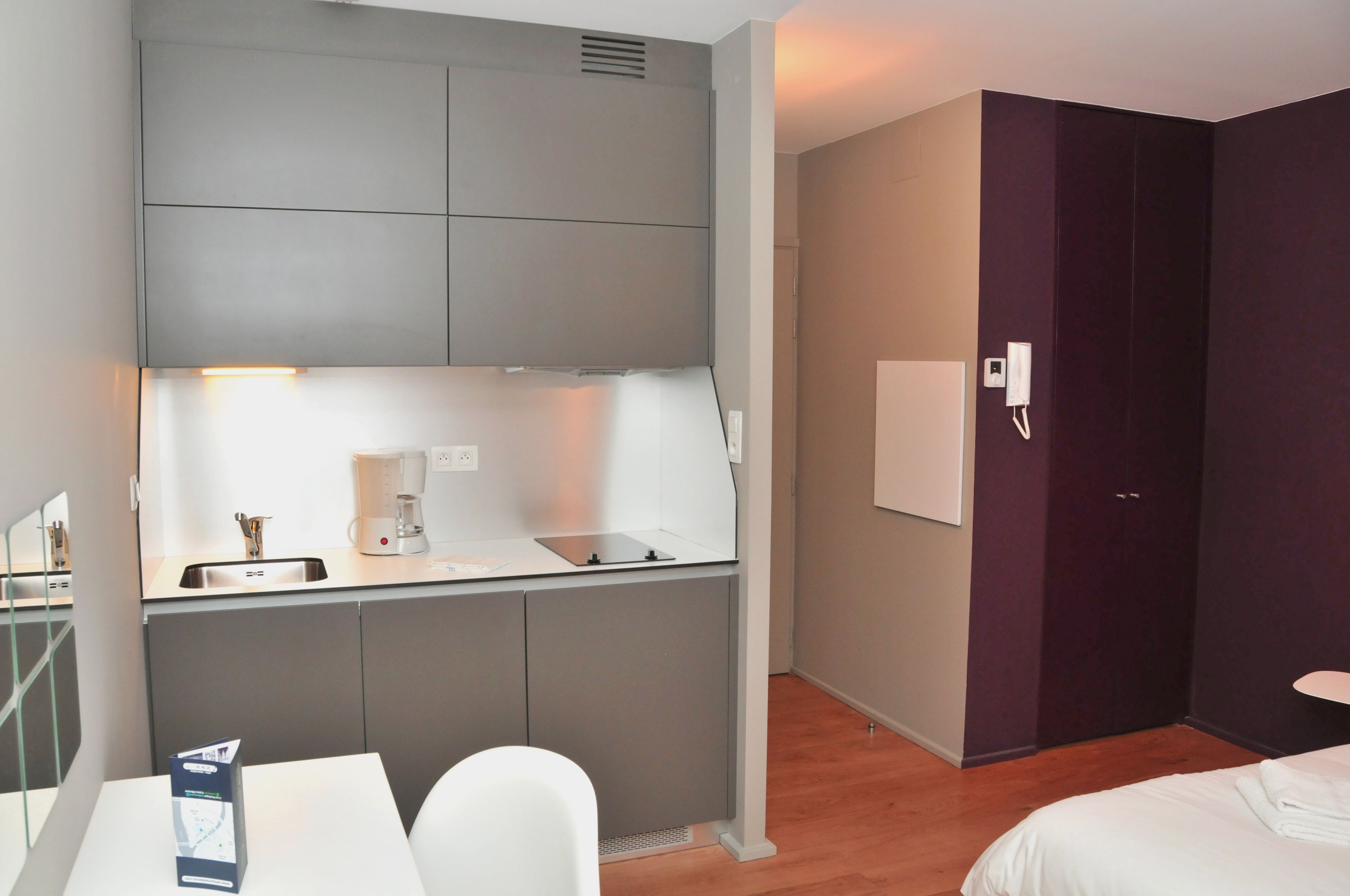 Refrigerador, microondas, placa de cocina, lavavajillas