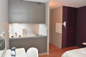 Standard Studio | Private kitchenette | Fridge, microwave, stovetop, dishwasher - Temporesidence Cathedrale (Bayonne)