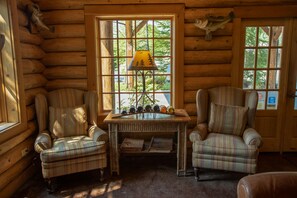 Interior detail - The Lodge at Riverside (Grants Pass)