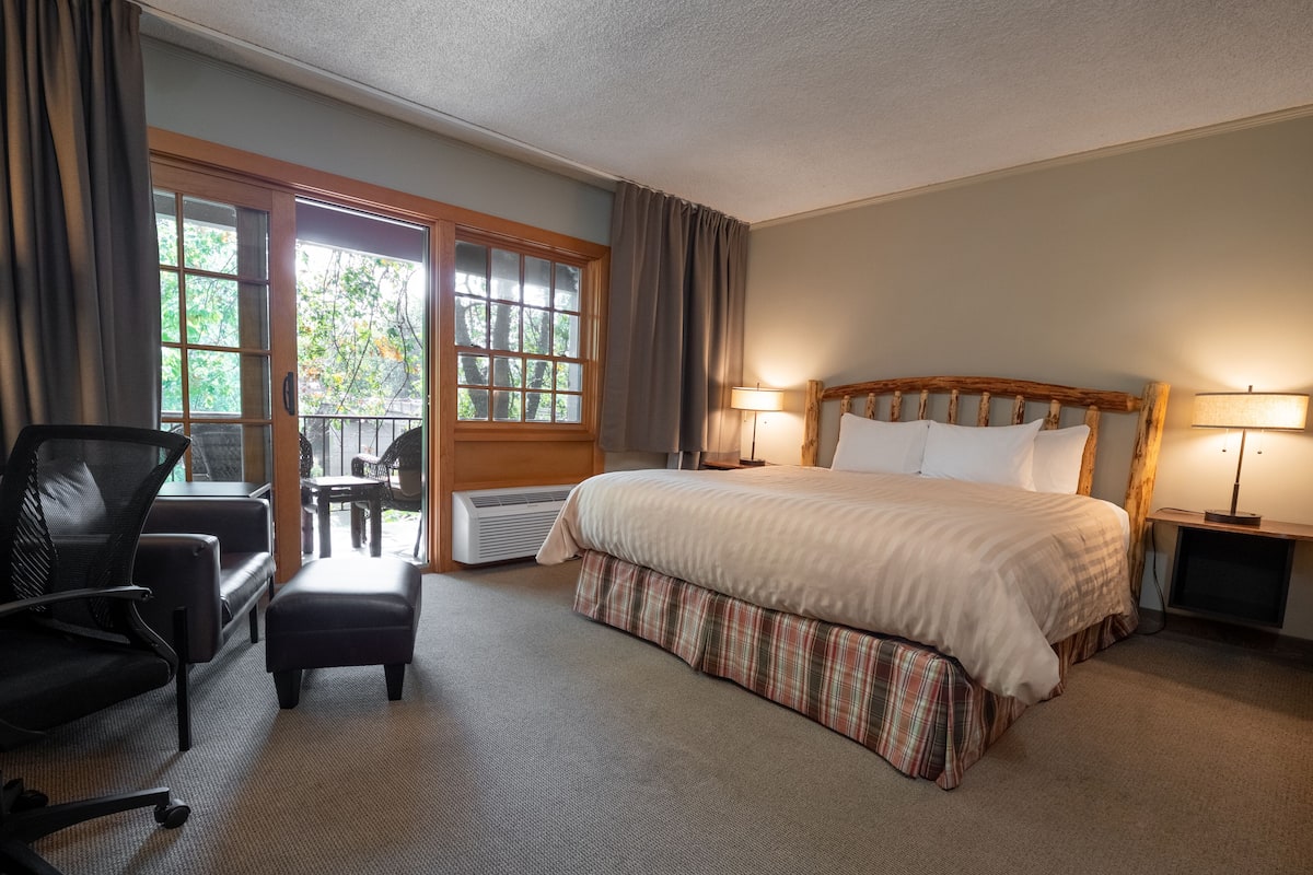 Junior kamer, 1 kingsize bed, uitzicht op rivier (River Facing) | 1 slaapkamer, luxe beddengoed, donzen dekbedden, pillowtop-bedden