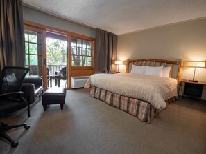 Junior Room, 1 King Bed, River View (River Facing) | Premium bedding, down comforters, pillowtop beds, individually decorated - The Lodge at Riverside (Grants Pass)