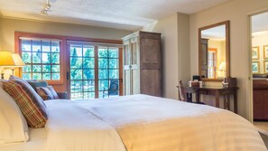 Premium bedding, down comforters, pillowtop beds, individually decorated - The Lodge at Riverside (Grants Pass)