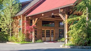 Property entrance - The Lodge at Riverside (Grants Pass)