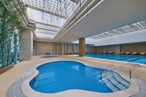 Innenpool, geöffnet von 06:00 Uhr bis 22:00 Uhr, Liegestühle