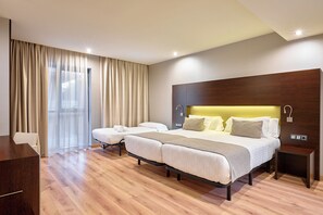 Triple Room | Minibar, in-room safe, individually furnished, desk - Hotel Turia Granada (Granada)