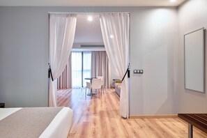 Junior Suite Alhambra | Minibar, safe på rommet, individuelt innredet og skrivebord