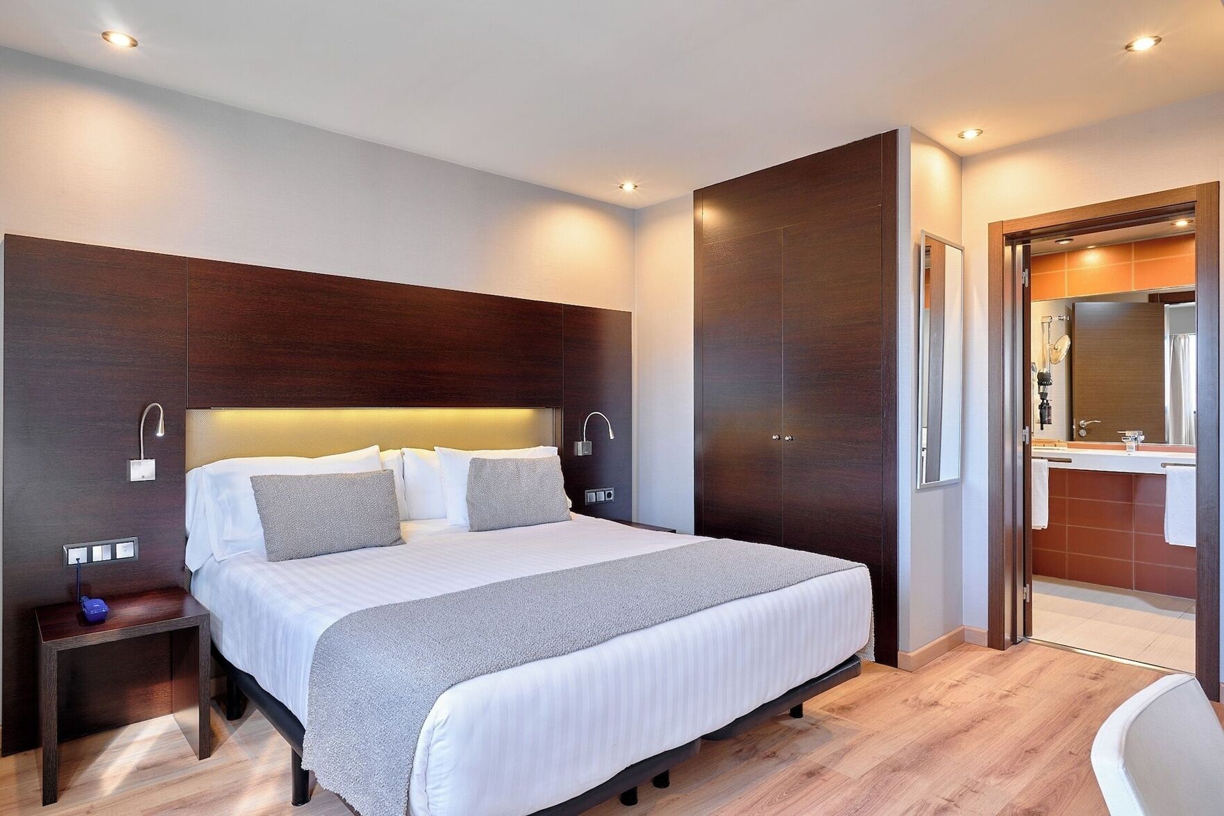 Minibar, coffres-forts dans les chambres, ameublement personnalisé