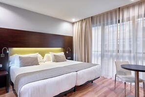 Minibar, safe på rommet, individuelt innredet og skrivebord