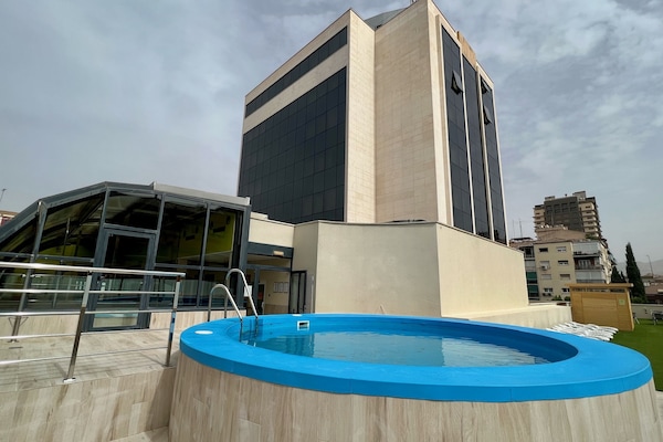 Hồ bơi ngoài trời phục vụ theo mùa, ghế dài tắm nắng