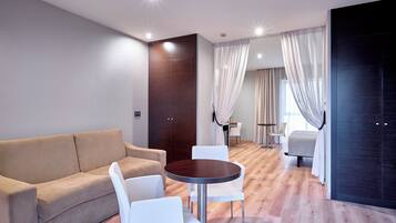 Junior Suite Alhambra | Minibar, in-room safe, individually furnished, desk