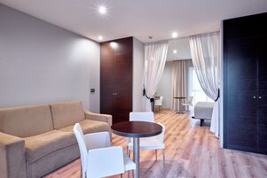 Junior Suite Alhambra | Minibar, caja fuerte, mobiliario individual y escritorio