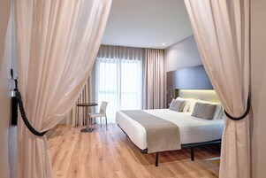 Junior Suite Alhambra | 迷你吧、客房内保险箱、特色家居、办公桌