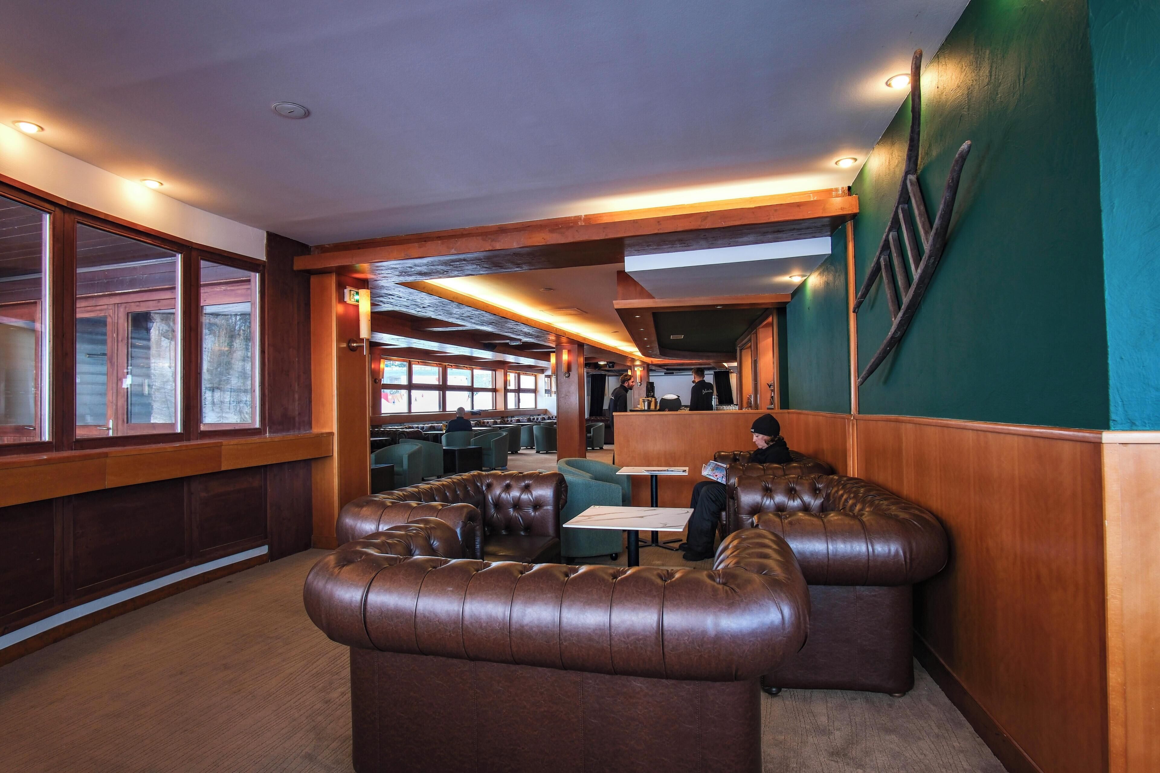 Ein Restaurantinneres mit Sitzecken, Tischen und einer Theke.